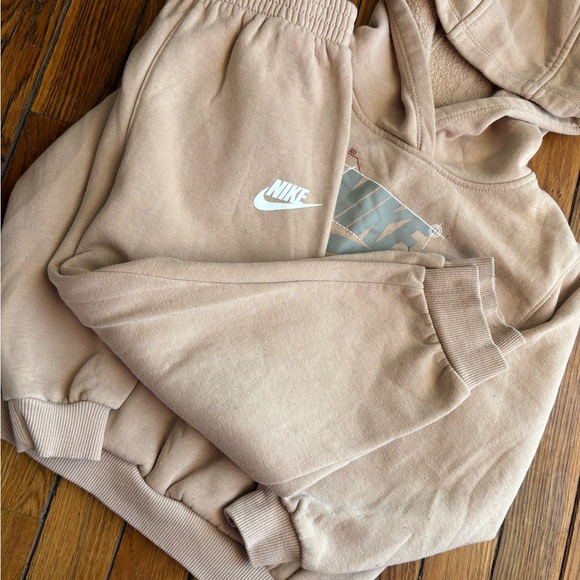 Size 7 Boys Nike Beige Hoodie and Joggers Sweatsuit Set - Picture 4 of 4